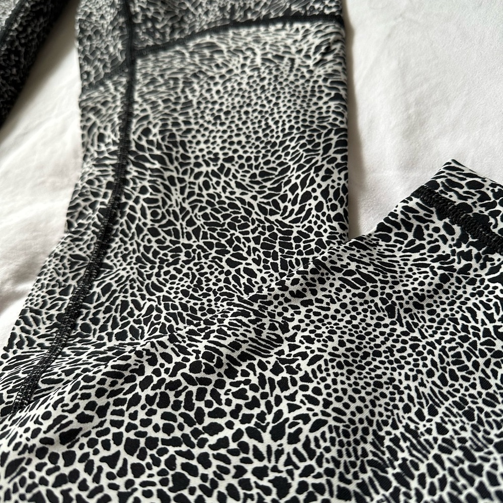 Nwot Lululemon Pattern Leggings Color Block - image 2